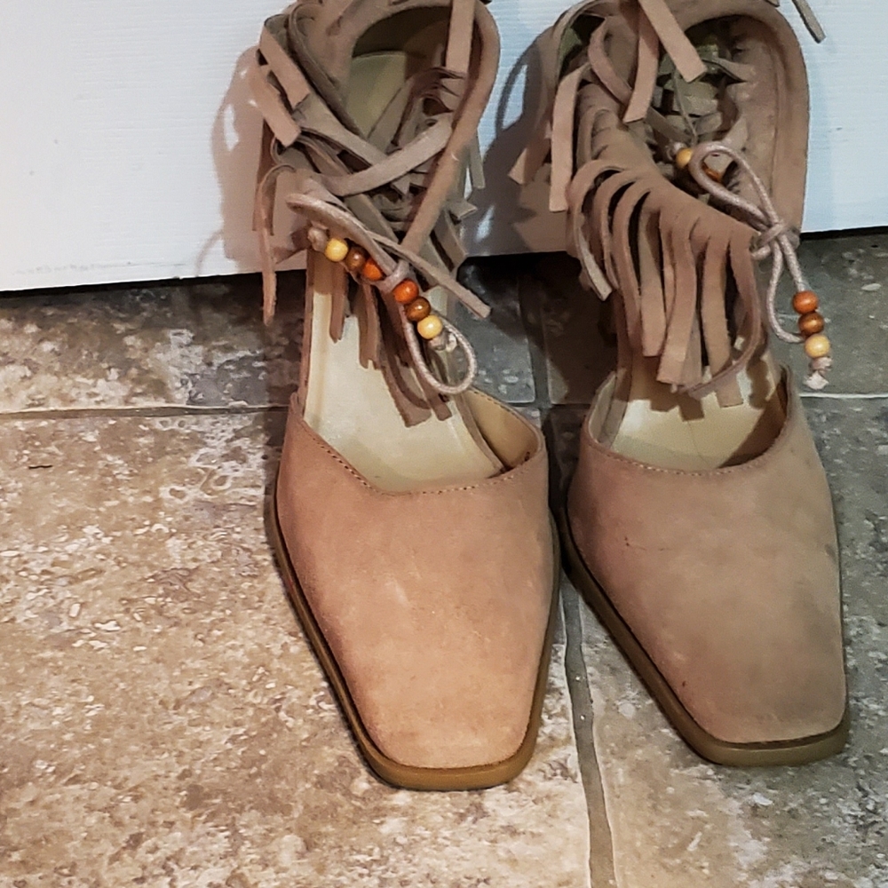 Heels - Picture 4 of 4
